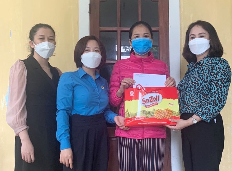Công đoàn ngành GTVT trao tiền hỗ trợ cho lao động nữ có hoàn cảnh khó khăn nhân dịp 20-10.