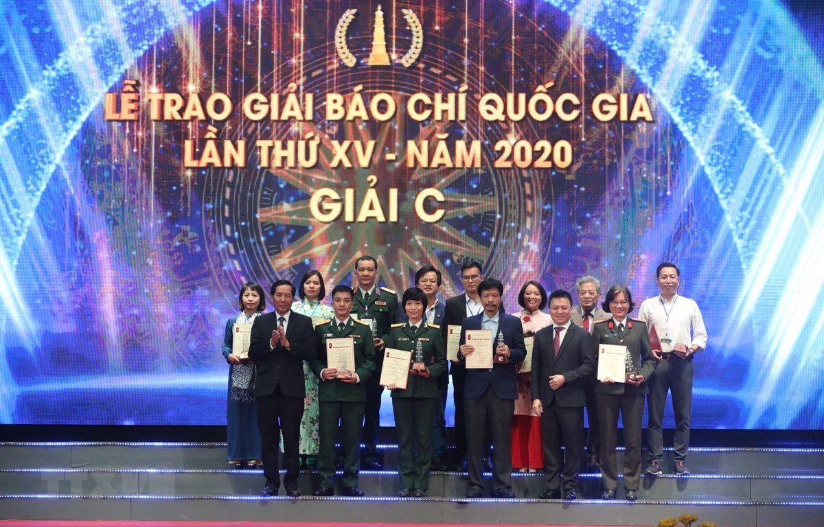  Ban tổ chức trao giải C cho các tác giả, nhóm tác giả đoạt giải. (Ảnh: Minh Quyết/TTXVN)