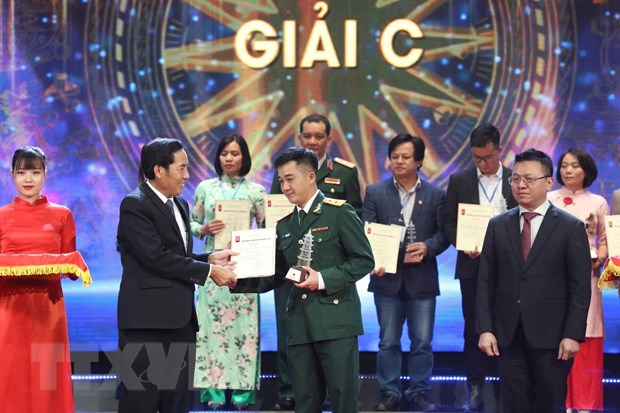  Ban tổ chức trao giải C cho các tác giả, nhóm tác giả đoạt giải. (Ảnh: Minh Quyết/TTXVN)