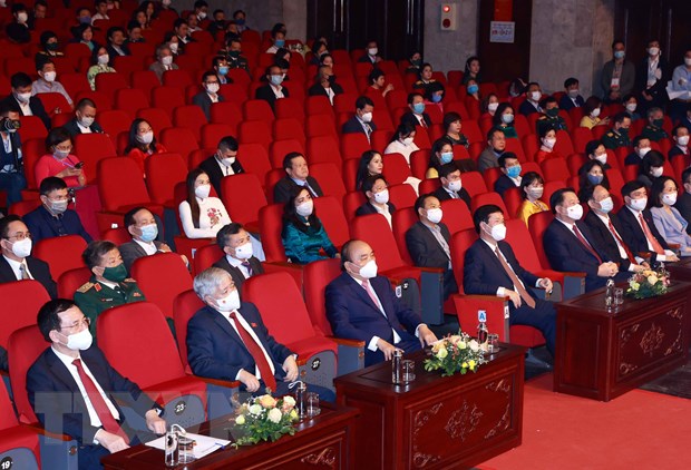 Chủ tịch nước Nguyễn Xuân Phúc cùng các đại biểu dự Lễ trao Giải báo chí Quốc gia lần thứ XV. (Ảnh: Thống Nhất/TTXVN)