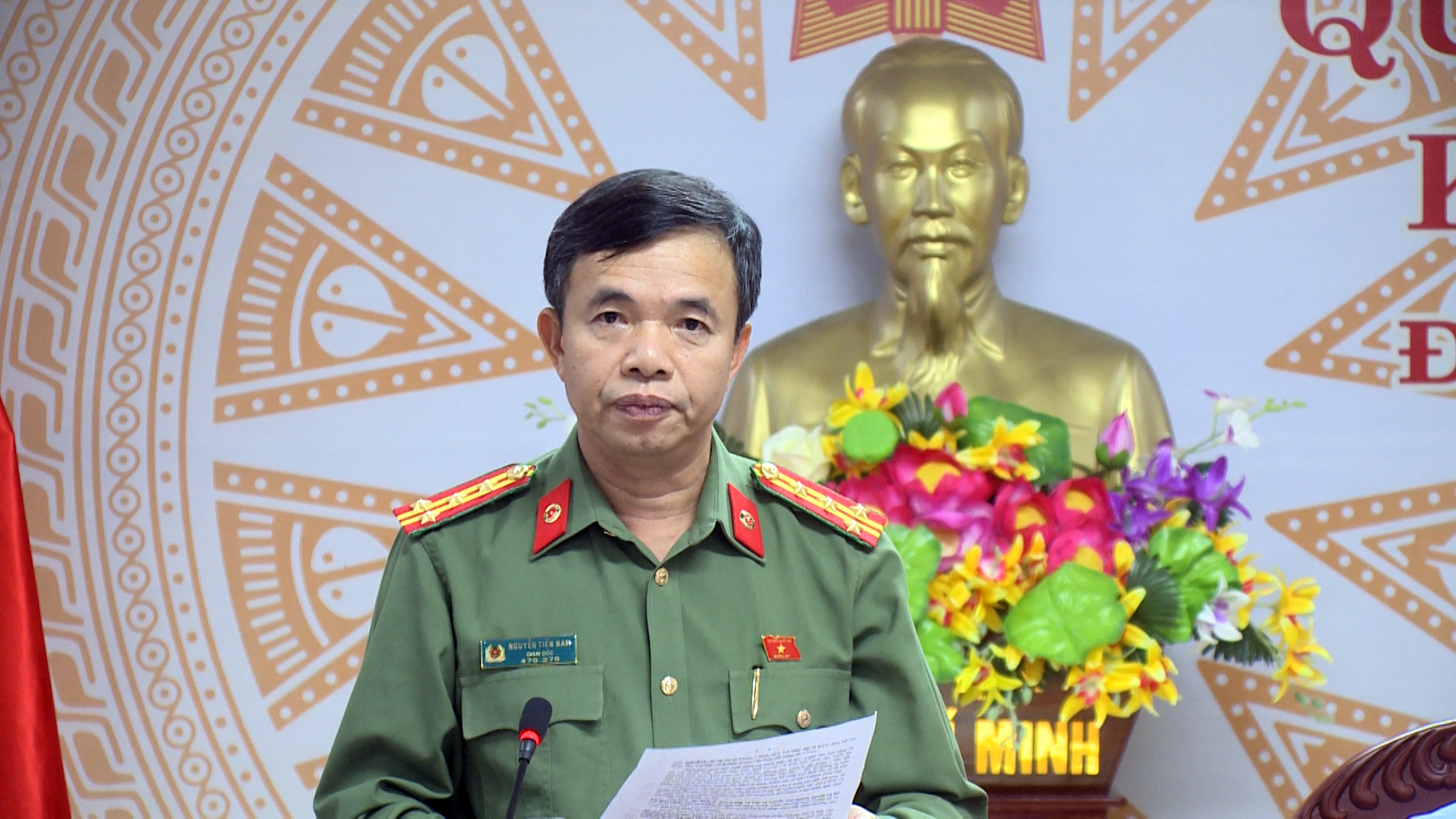 Đại biểu Nguyến Tiến Nam thảo luận trực tuyến tại phiên họp sáng 25-10.  