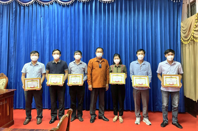 Đồng chí Phó Bí thư, Chủ tịch HĐND tỉnh Khăm Muộn Bun-mi Phim-mạ-sỏn đã trao tặng Bằng khen của Tỉnh trưởng tỉnh Khăm Muộn cho các thành viên đoàn công tác tỉnh Quảng Bình.