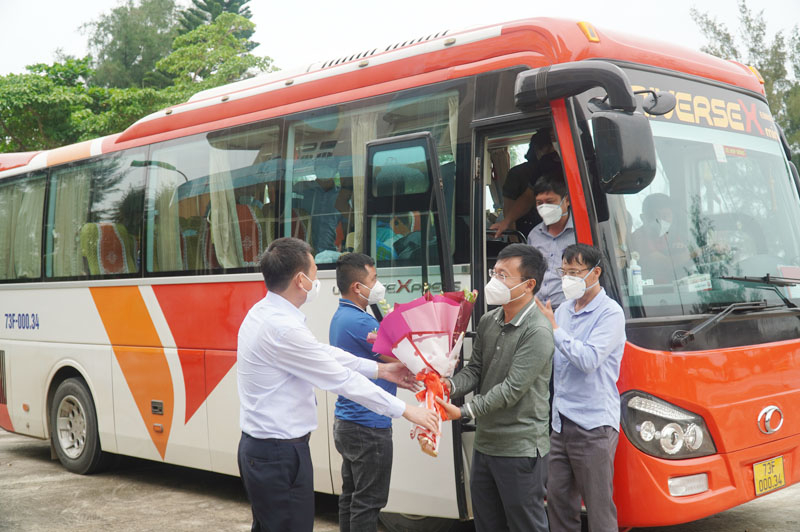 Đúng 16h, đoàn về tới khách sạn Hoa Hồng thực hiện cách ly y tế.