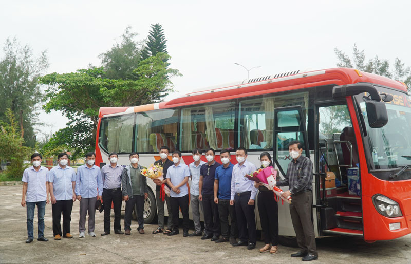 Đại diện lãnh đạo Sở Y tế, Trung tâm Kiểm soát bệnh tật tặng hoa chúc mừng đoàn công tác đã hoàn thành xuất sắc nhiệm vụ trở về an toàn, khỏe mạnh.