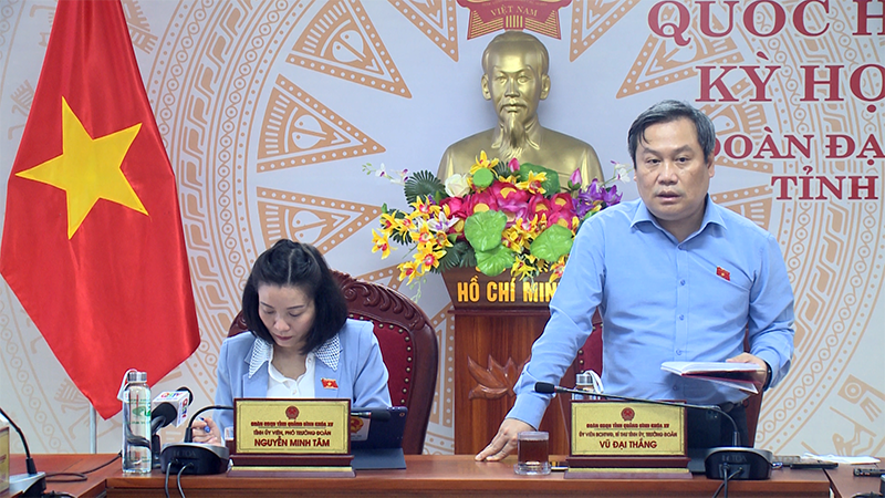  Đồng chí Bí thư Tỉnh ủy, Trưởng đoàn Đại biểu Quốc hội Vũ Đại Thắng điều hành phiên thảo luận ở tổ.