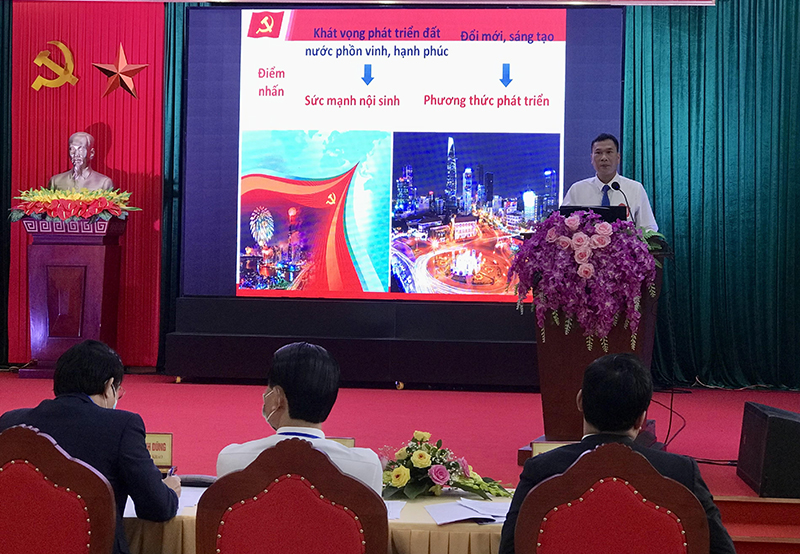 Thí sinh thể hiện phần thi thuyết trình.