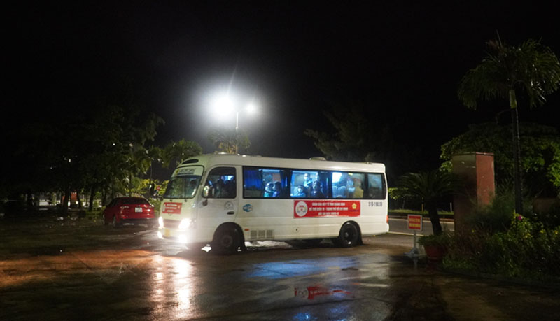 Gần 21h, tối 10-10, chuyến xe chở đoàn cán bộ y tế Quảng Bình về đến Khu cách ly tập trung khách sạn Hoa Hồng (TP. Đồng Hới).