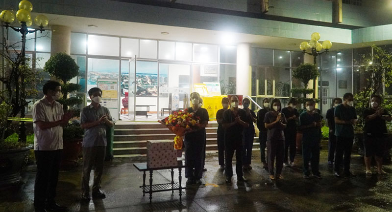 Đồng chí Phó Chủ tịch UBND tỉnh Hồ An Phong cùng lãnh đạo Sở Y tế tặng hoa và quà chúc mừng các y bác sỹ. 