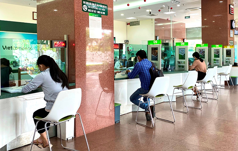 Các ngân hàng trên địa bàn tỉnh đồng loạt giảm lãi suất để hỗ trợ khách hàng tháo gỡ khó khăn.