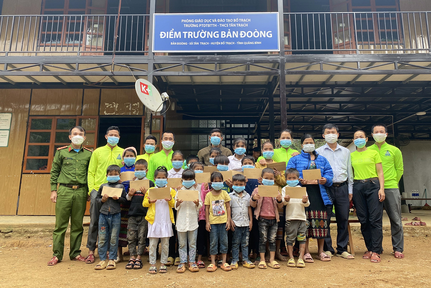 Đại diện Quỹ hỗ trợ cộng đồng Chua Me Đất trao học bổng cho học sinh.