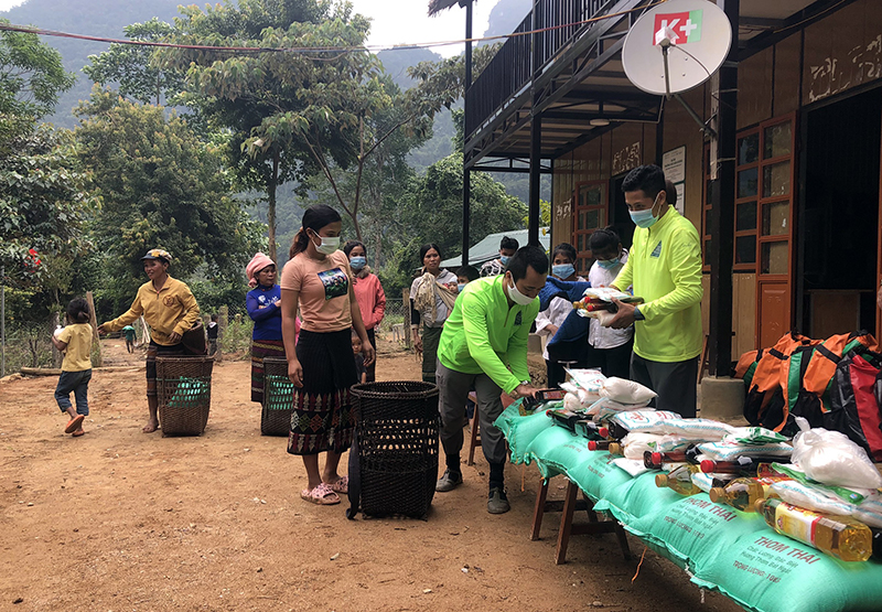 Đại diện Quỹ hỗ trợ cộng đồng Chua Me Đất hỗ trợ lương thực, thực phẩm cho bà con.
