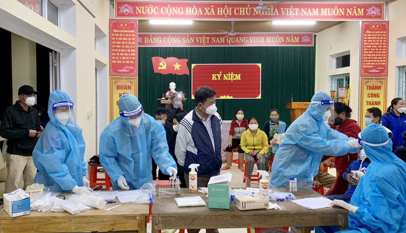 Xuyên đêm lấy mẫu xét nghiệm toàn dân trong khu phong tỏa.