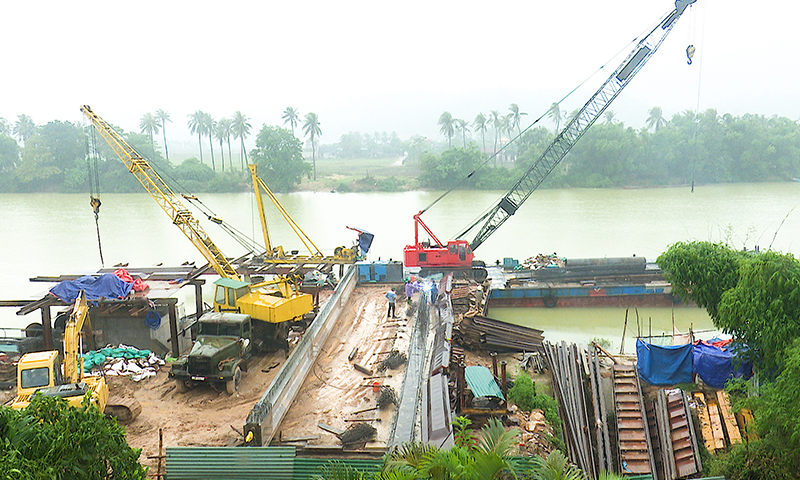 Đơn vị thi công công trình cầu Hà Sơn tập trung nhân lực, máy móc để bảo đảm thực hiện đúng tiến độ đề ra.