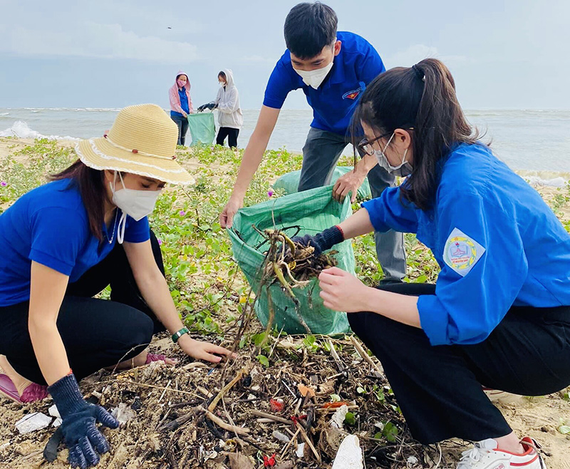  Đoàn viên, thanh niên tích cực thu gom rác thải, bảo vệ môi trường.