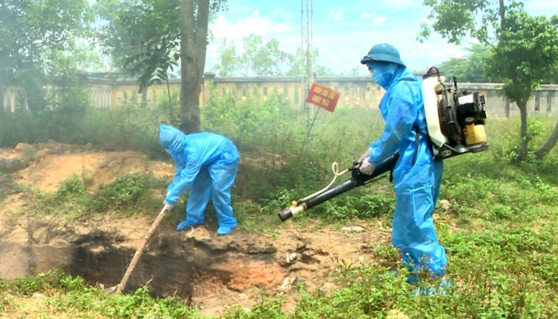 Khử khuẩn chất thải phát sinh trong phòng, chống dịch Covid-19 trước khi xử lý tiêu hủy.
