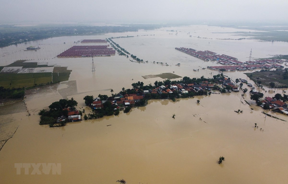 Cảnh ngập lụt sau những trận mưa lớn tại Bekasi, Tây Java, Indonesia, ngày 22/2/2021. (Ảnh: AFP/TTXVN)
