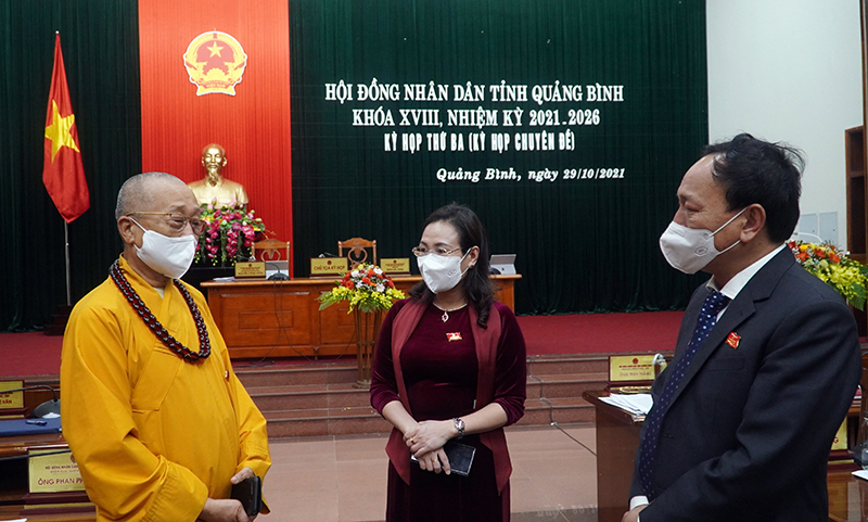 Các đại biểu thảo luận bên lề kỳ họp.