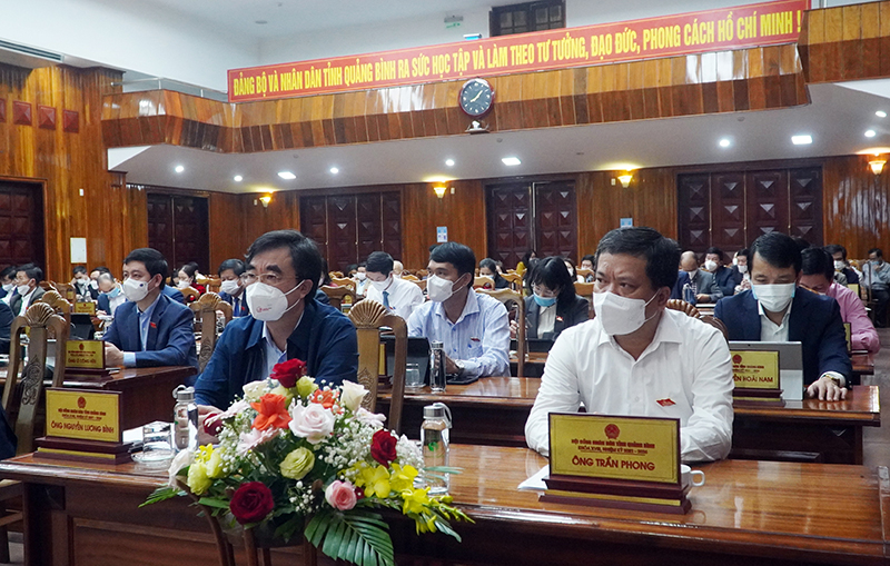 Các đại biểu thảo luận bên lề kỳ họp.