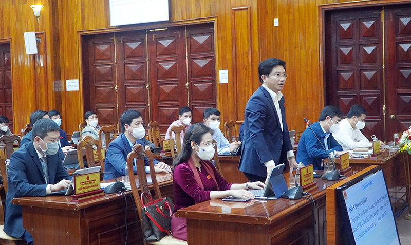 Đại biểu thảo luận về các dự thảo nghị quyết.