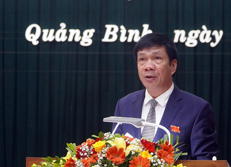 Đồng chí Phó Chủ tịch Thường trực HĐND tỉnh Nguyễn Công Huấn trình bày tờ trình  của Thường trực HĐND tỉnh.