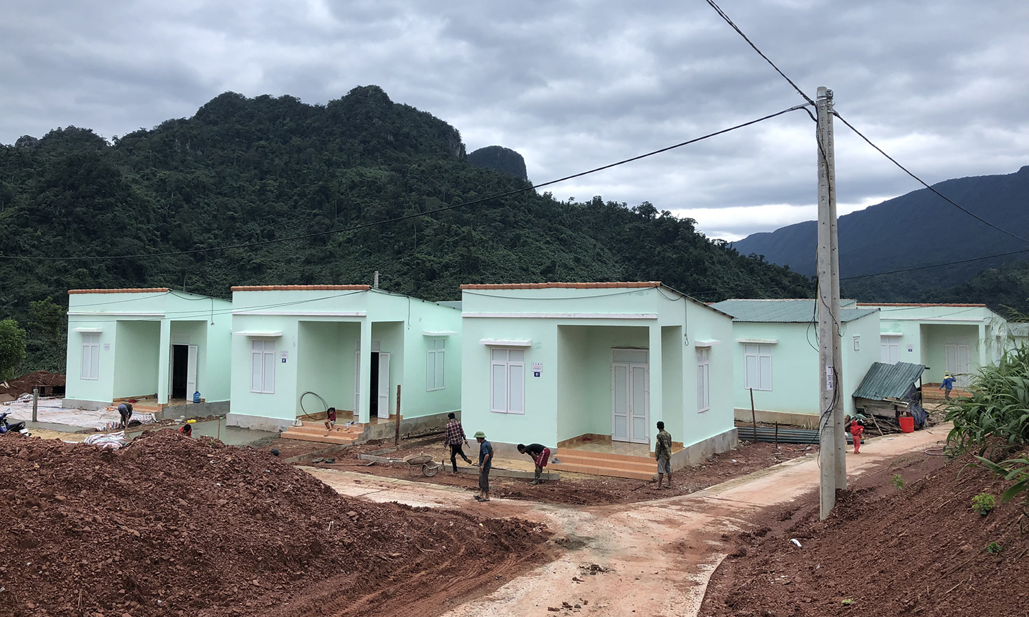 Đơn vị thi công gấp rút hoàn thành những hạng mục cuối cùng ở KTĐC bản Cha Lo mới.
