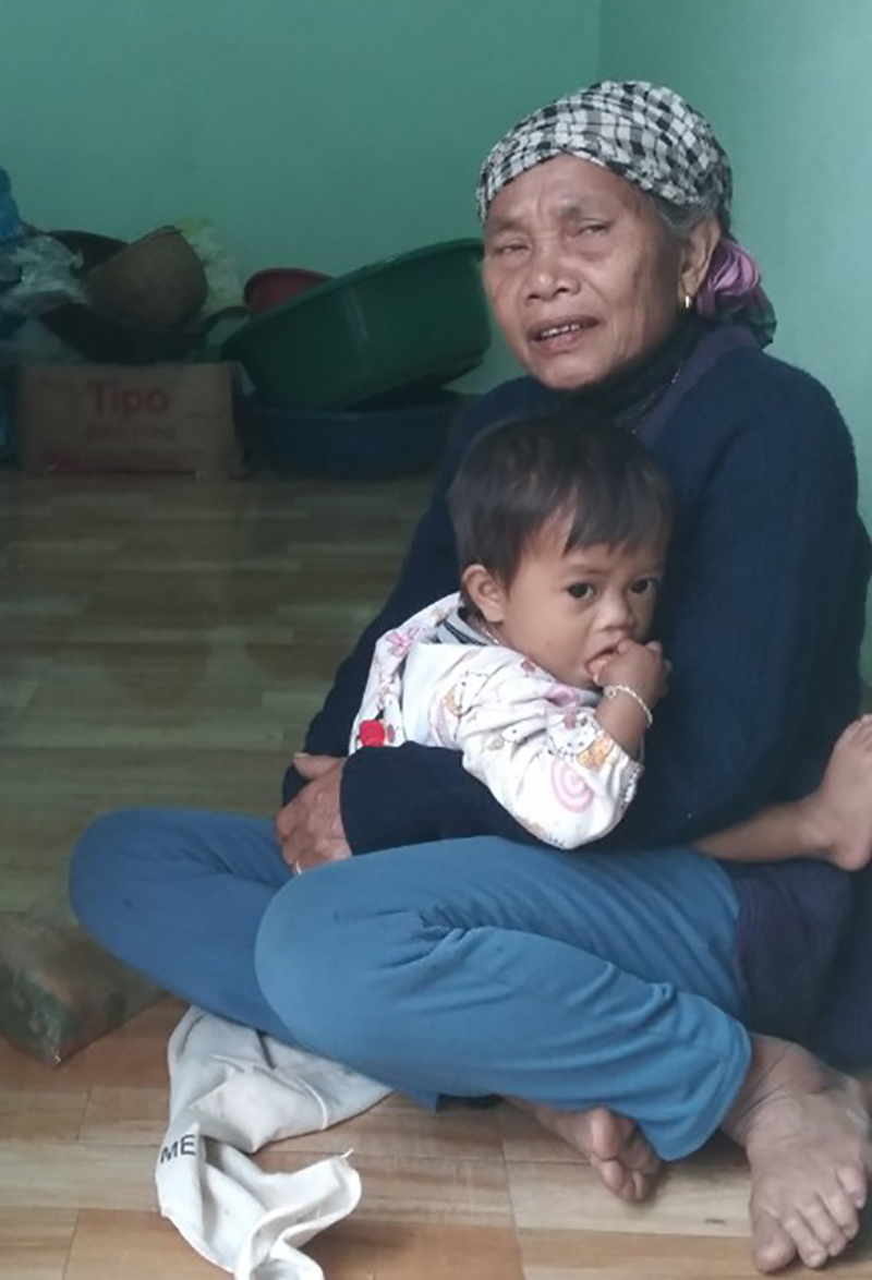 Đồng bào dân tộc thiểu số chuyển về nơi ở mới. Ảnh: C.T.V
