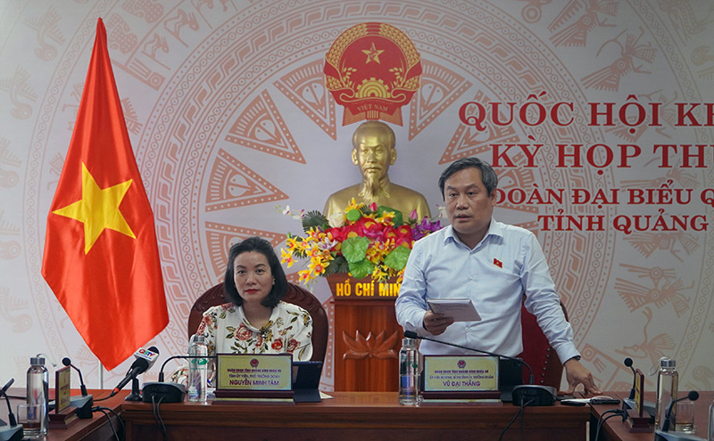 Đồng chí Bí thư Tỉnh ủy, Trưởng đoàn ĐBQH tỉnh điều hành phiên thảo luận tại tổ