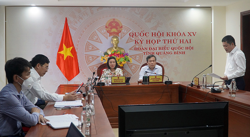 Đại biểu thảo luận tại phiên họp