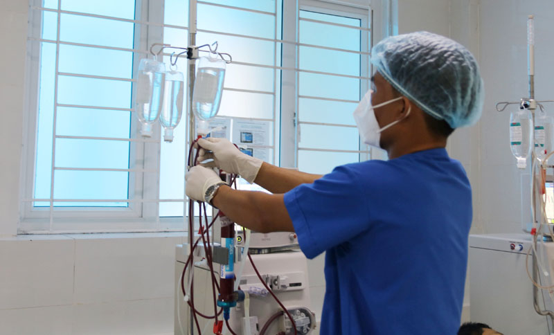 Các y bác sỹ chuẩn bị chu đáo, bảo đảm an toàn trước khi thực hiện lọc máu cho bệnh nhân.