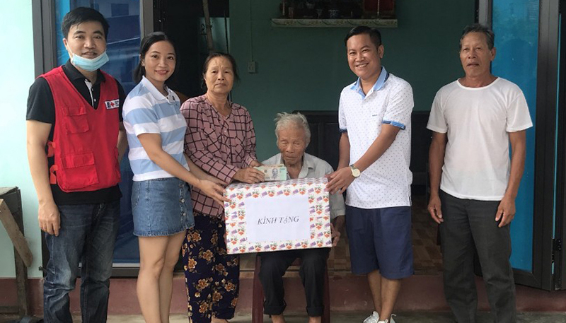 Thầy giáo Ngô Mậu Tình (người mặc áo đỏ) đã kết nối với các nhà hảo tâm hỗ trợ xây nhà mới cho gia đình ông Sắt. 
