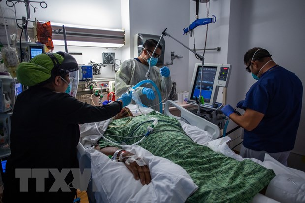 Điều trị cho bệnh nhân nhiễm COVID-19 tại trung tâm y tế ở Tarzana, California, Mỹ. (Ảnh: AFP/TTXVN)