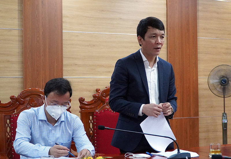Đồng chí Nguyễn Hoài Nam, Tỉnh ủy viên, Bí thư Huyện ủy Tuyên Hóa báo cáo kết quả công tác phòng, chống dịch Covid-19 