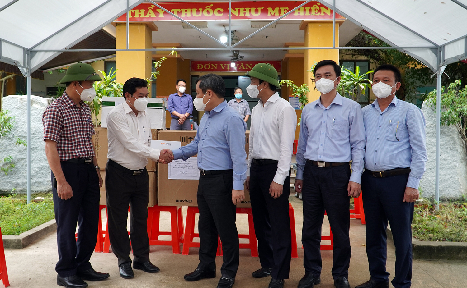 Đồng chí Bí thư Tỉnh ủy tặng quà Trung tâm Y tế huyện Tuyên Hóa
