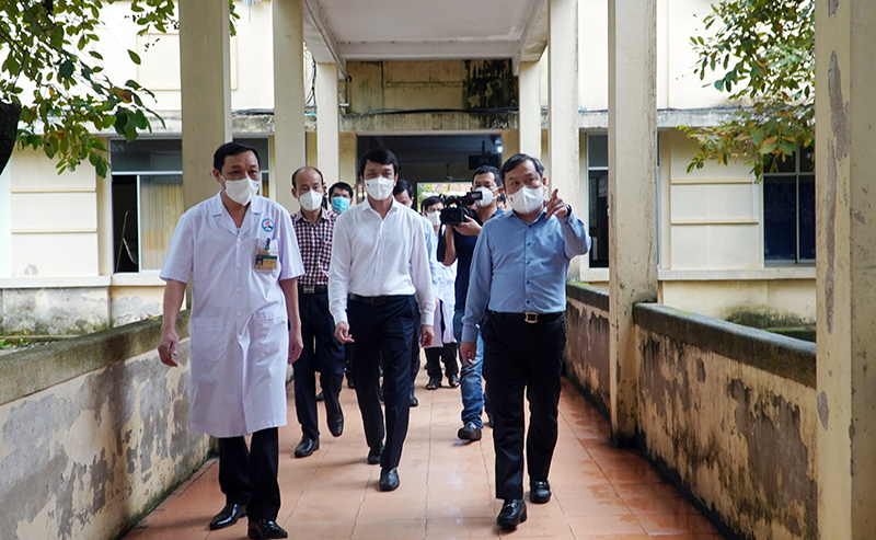 Đồng chí Bí thư Tỉnh ủy kiểm tra công tác điều trị  Covid-19 Bệnh viện đa khoa huyện Tuyên Hóa.