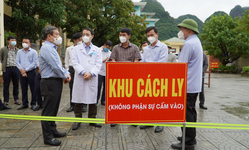 Đồng chí Bí thư Tỉnh ủy Vũ Đại Thắng kiểm tra khu cách ly, điều trị bệnh nhân Covid-19, Bệnh viện đa khoa huyện Minh Hóa trong ngày 31-10.