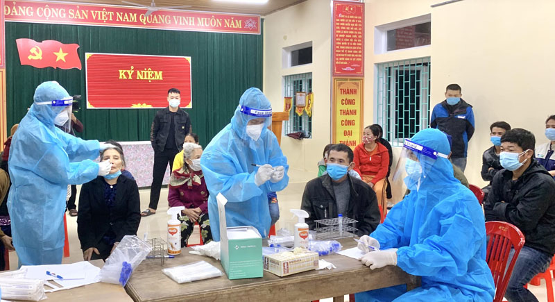 Kịp thời lấy mẫu xét nghiệm, khoanh vùng dập dịch tại thôn 1 Thanh Lạng, xã Thanh Hóa.