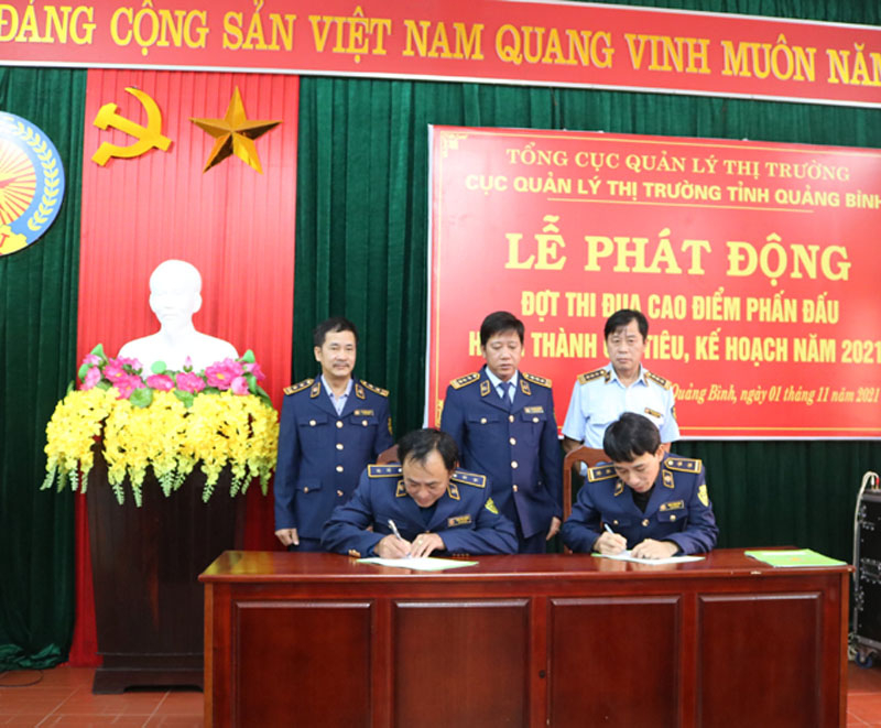 Các Đội QLTT và các Tổ công đoàn thực hiện ký cam kết phấn đấu hoàn thành tốt nhiệm vụ, kế hoạch năm 2021.