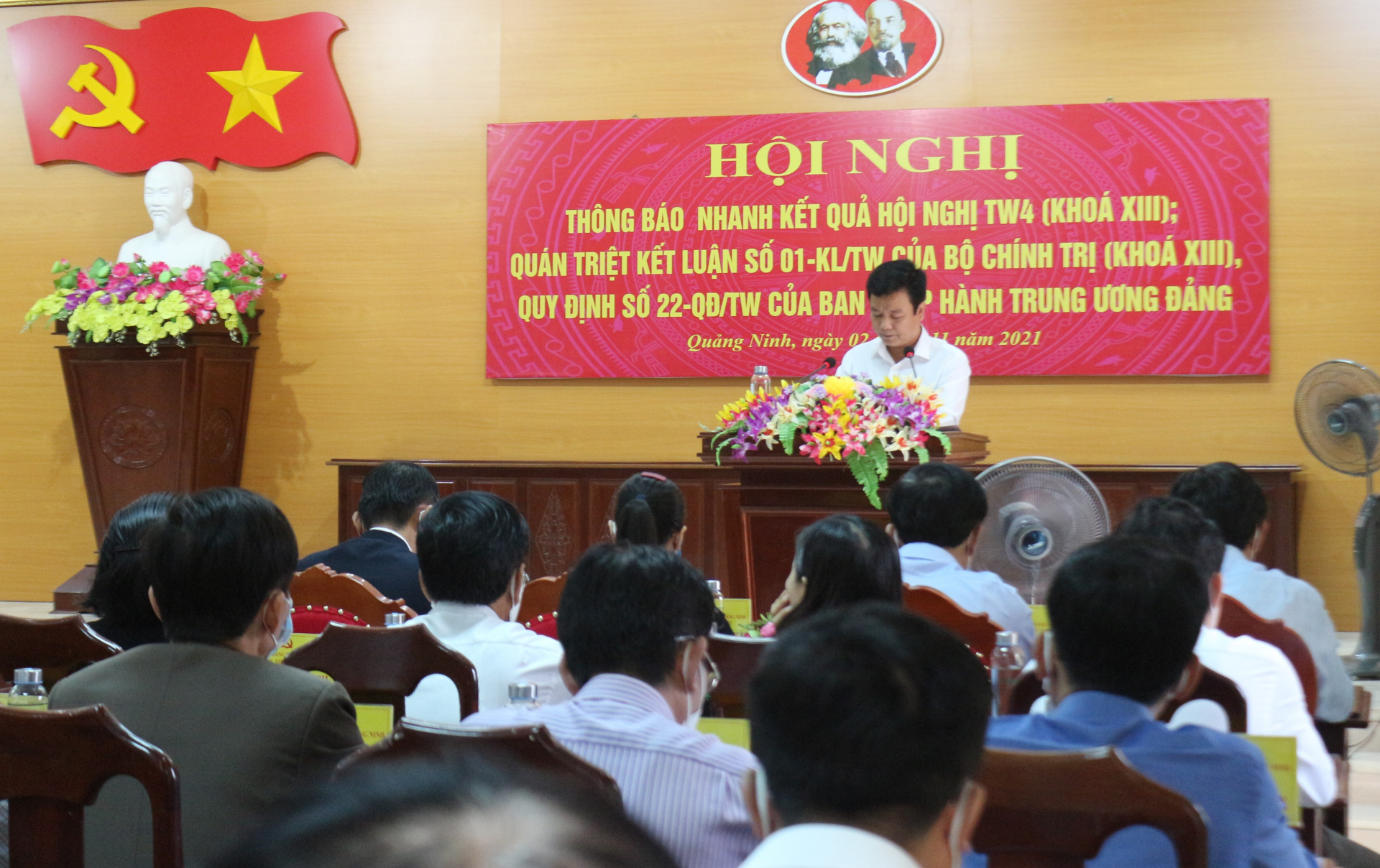 Đồng hí Trần Quố Tuấn, Tỉnh ủy vien, Bí thư Huyện ủy phát biểu kết luận hội nghị.