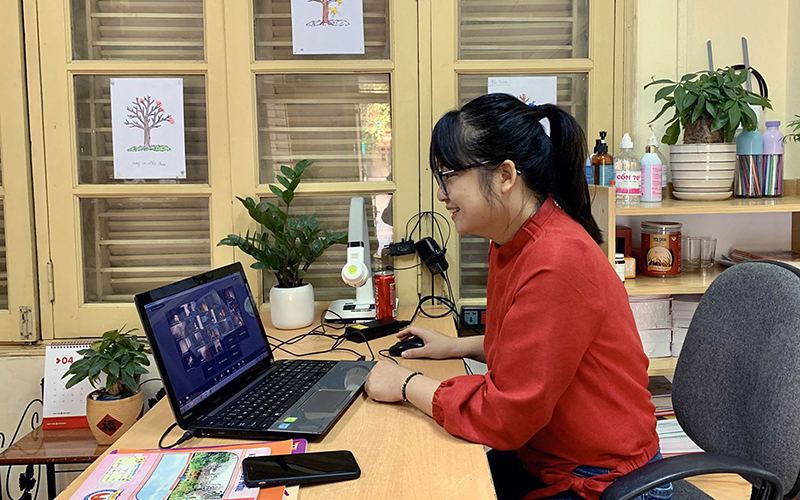 Giờ dạy học trực tuyến môn Mỹ thuật của giáo viên Trường tiểu học Văn Yên (Hà Đông, Hà Nội).Ảnh: HOÀI THU