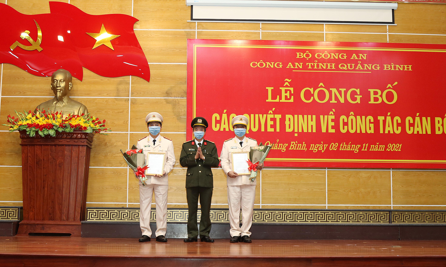 Giám đốc Công an tỉnh Nguyễn Tiến Nam trao các quyết định về công tác Đảng cho đại tá Nguyễn Tiến Hoàng Anh, Phó Giám đốc Công an tỉnh và đại tá Đoàn Thanh Tuyên, Chánh thanh tra, Công an tỉnh.
