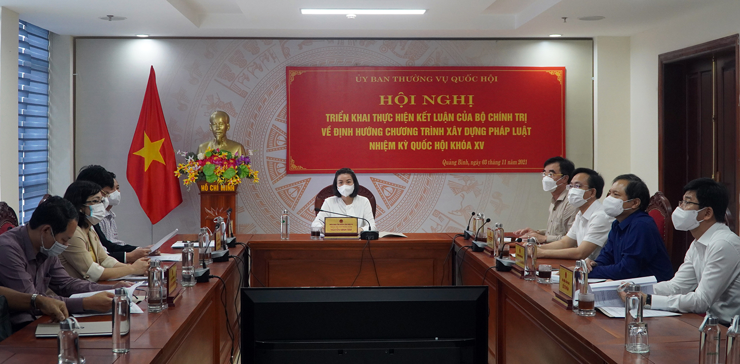 Đồng chí Nguyễn Minh Tâm, Tỉnh ủy viên, Phó trưởng đoàn Đại biểu Quốc hội (ĐBQH) tỉnh chủ trì hội nghị tại điểm cầu Quảng Bình