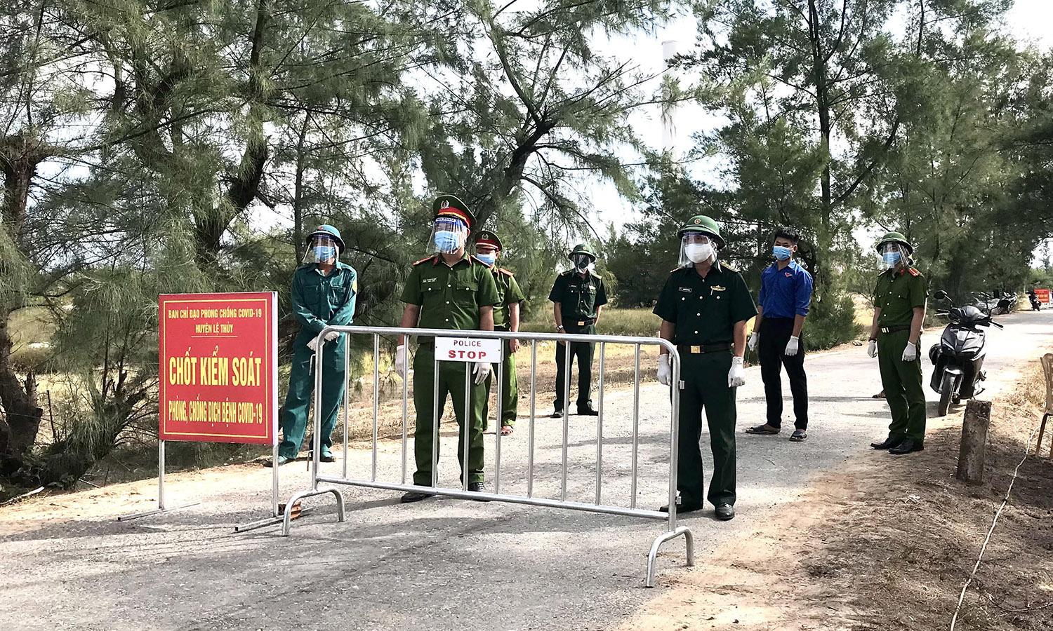 Công an huyện Lệ Thủy cùng với lực lượng liên quan thành lập các chốt kiểm tra phòng, chống dịch Covid-19.