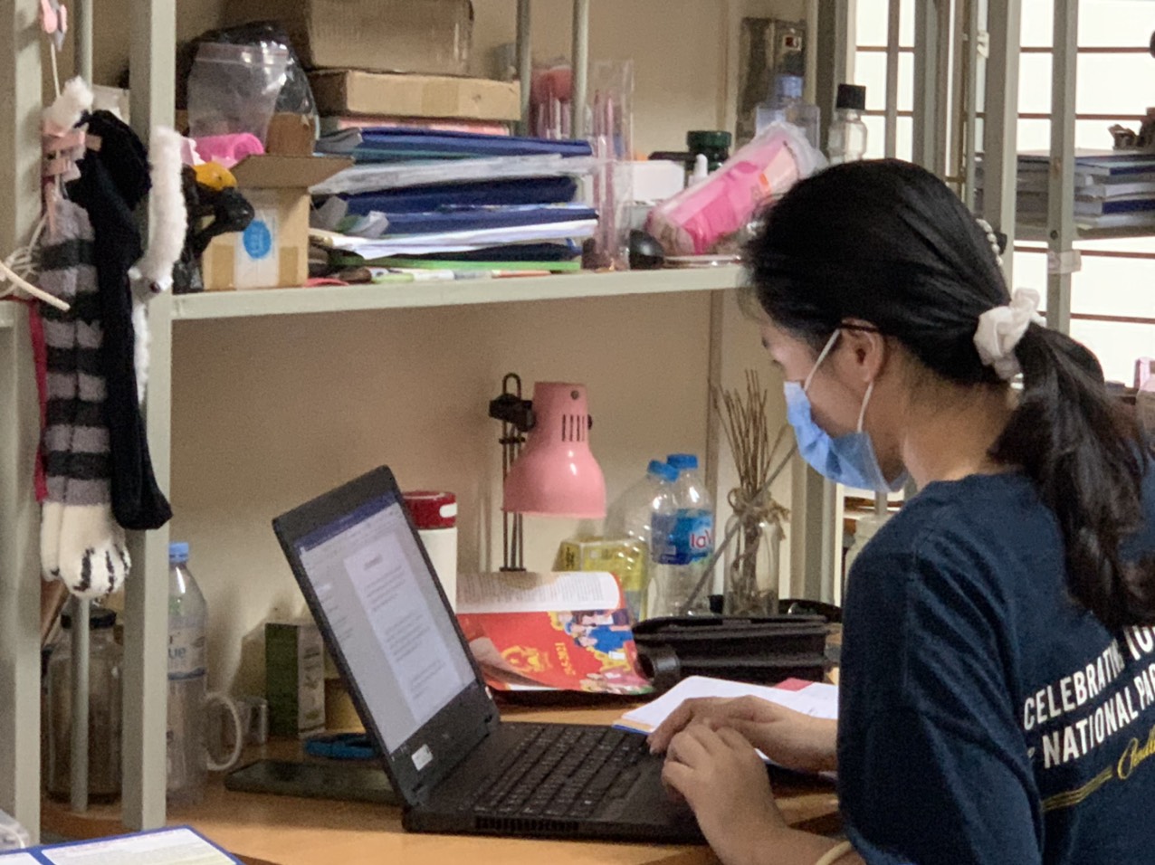 Sinh viên bị kẹt lại ở ký túc xá (Hà Nội) cố gắng hoàn thành năm học trong điều kiện học online. Ảnh: Lê Vân 