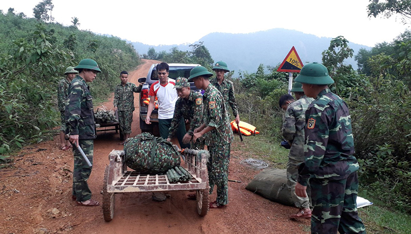  Cán bộ, chiến sỹ Đồn BP Làng Mô hỗ trợ bà con bản Sắt (xã Trường Sơn, Quảng Ninh) phòng, chống thiên ta