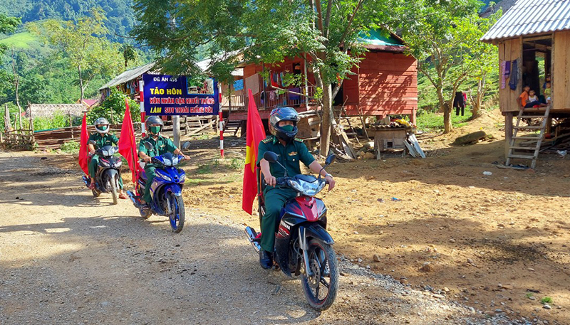 Tuyên truyền pháp luật về tảo hôn và hôn nhân cận huyết thống cho người dân bằng mô hình “Tiếng loa Biên phòng”.