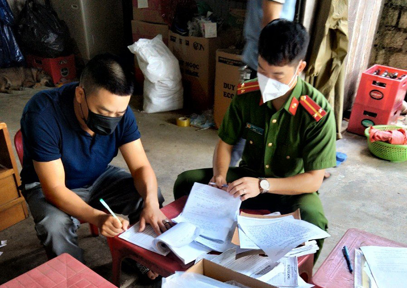 Đối tượng Cao Sơn Hải (áo đen).