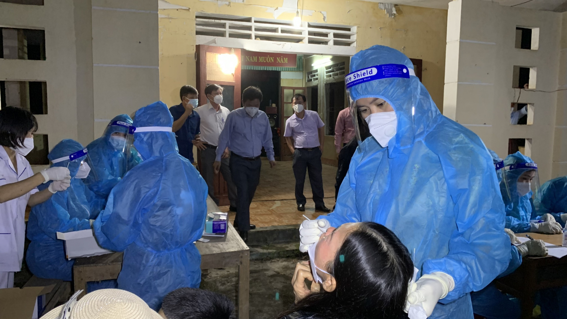 Các lực lượng chức năng đã tiến hành lấy mẫu xét nghiệm, để kịp thời bốc tách F0 ra khỏi cộng đồng.