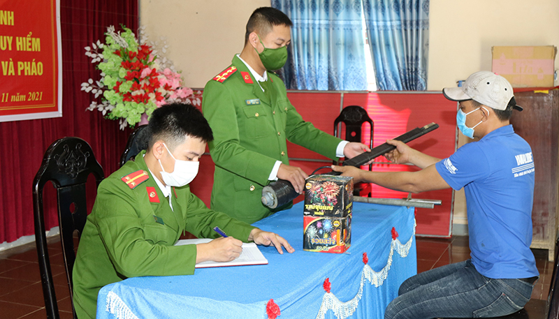 Ngay sau hội nghị, Công an xã hàm Ninh vận động người dân giao nộp các loại vũ khí, vật liệu nổ, công cụ hỗ trợ và pháo
