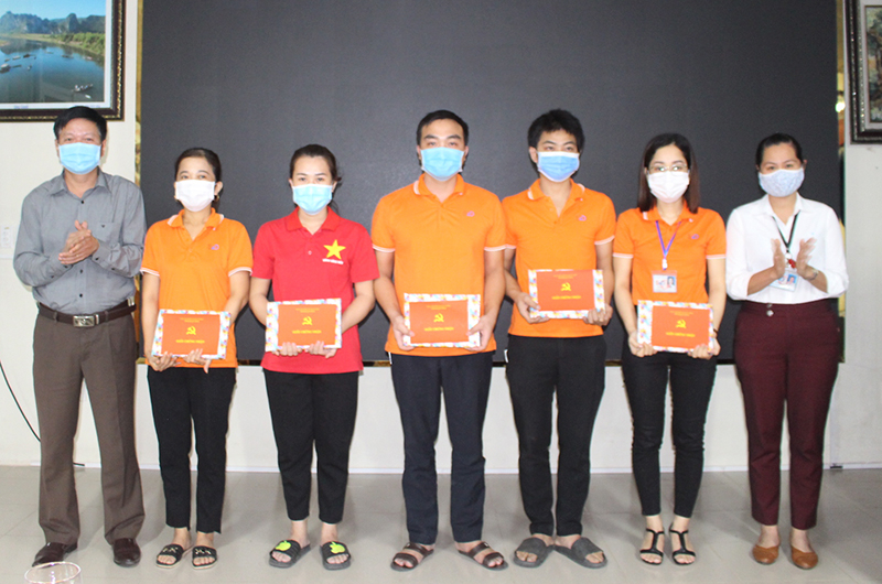 Đại diện Ban Thường vụ Đảng ủy Khối DN tỉnh trao giấy chứng nhận và phần thưởng cho các học viên xuất sắc.