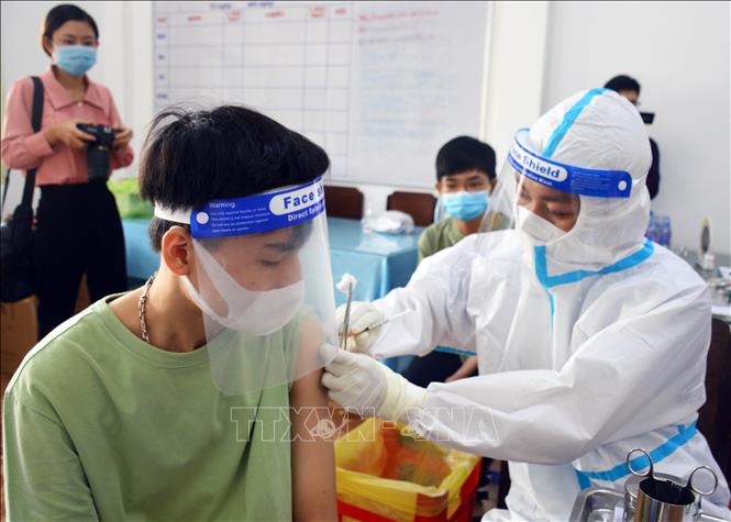 Bảo đảm an toàn tại các điểm tiêm chủng. Ảnh: TTXVN